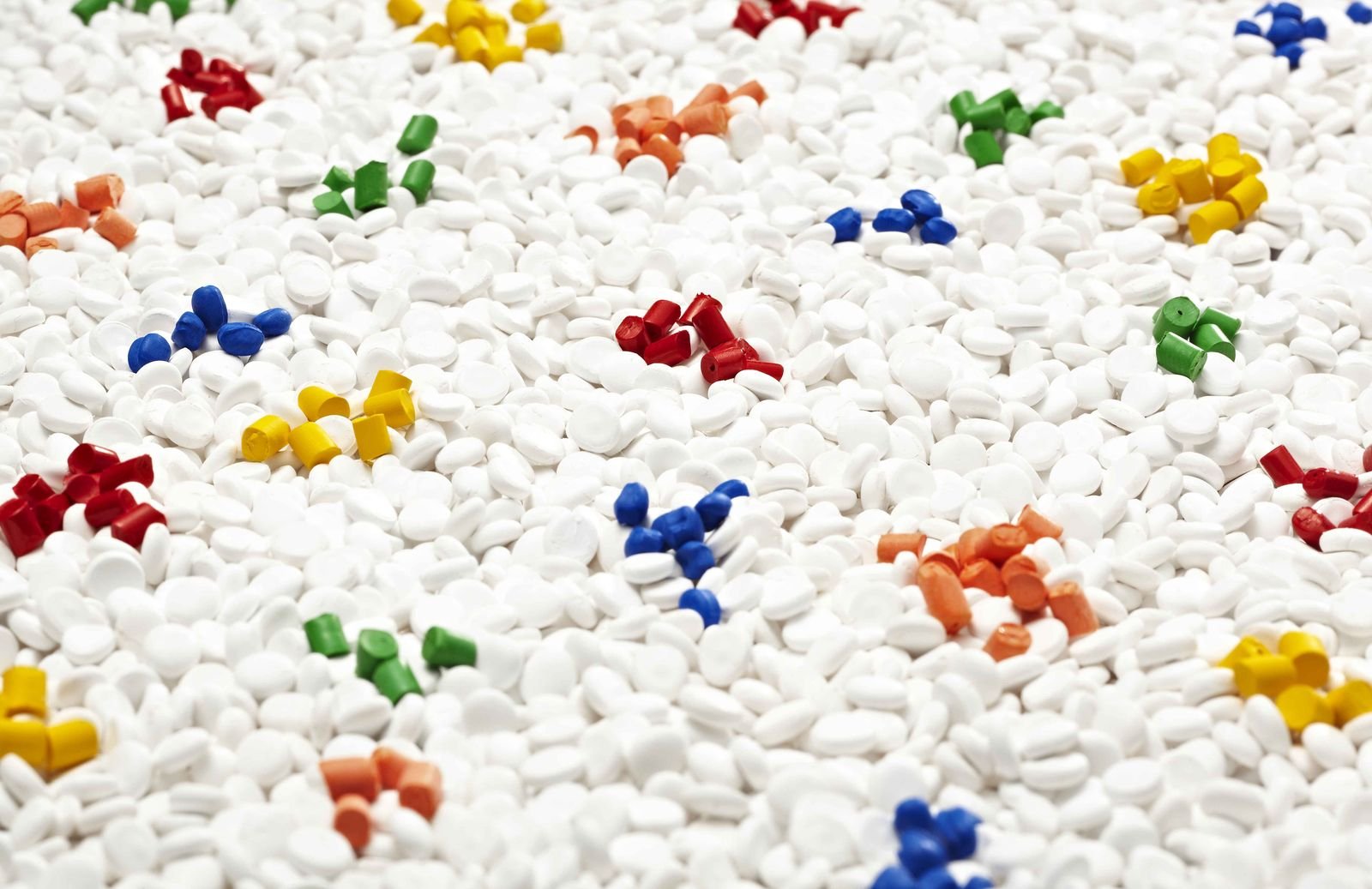White engineering polymer granulate with coloured accents