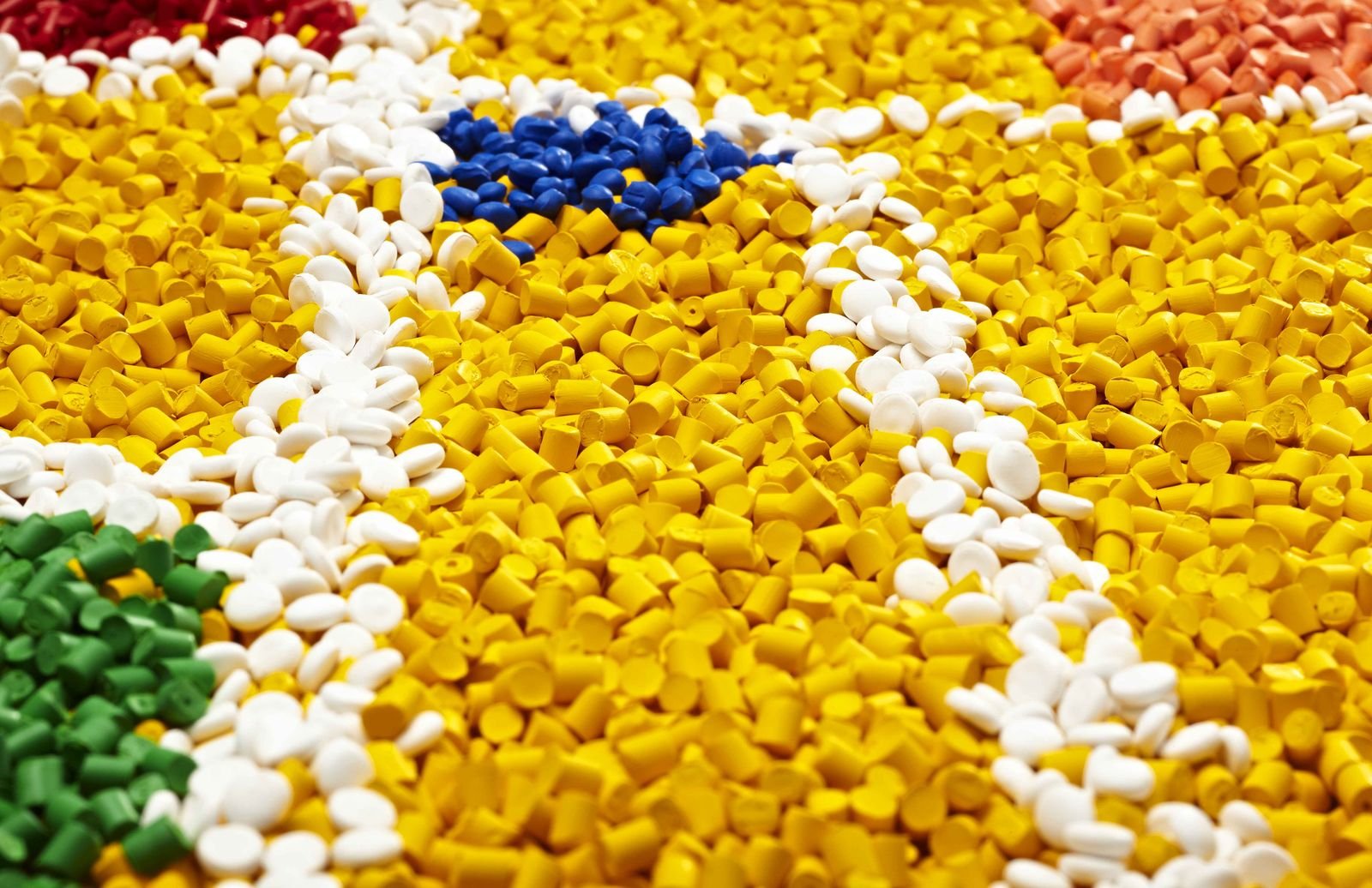 Coloured engineering polymer granulate